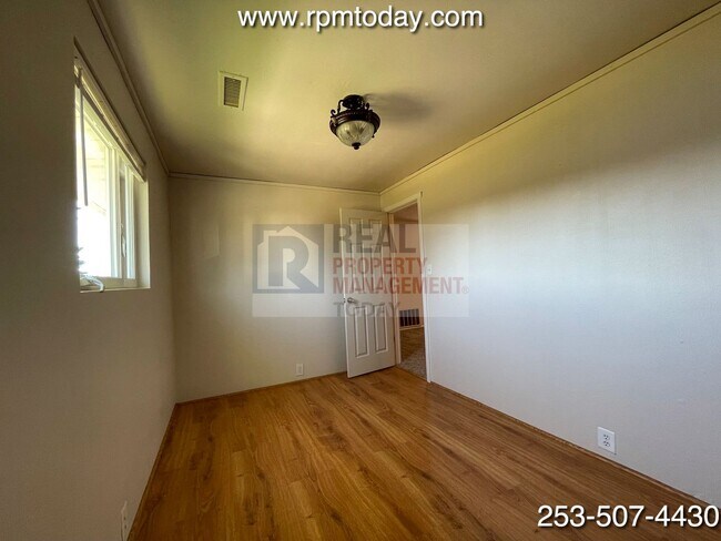 Building Photo - Fantastic Vintage Style 4 Bedroom Home in ...