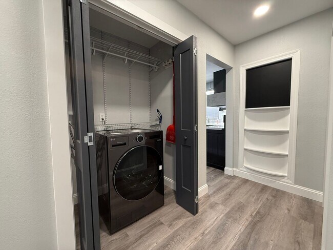 Building Photo - 313 E Bernard Ave