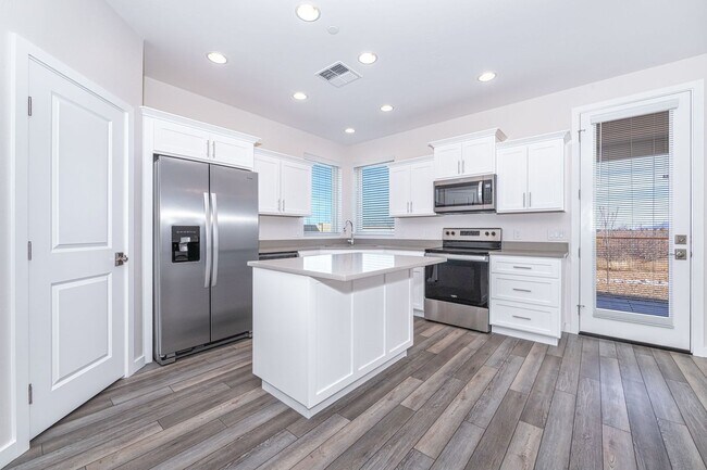 Building Photo - HOUSE -COTTONWOOD - HOA:THE VINEYARDS IN C...