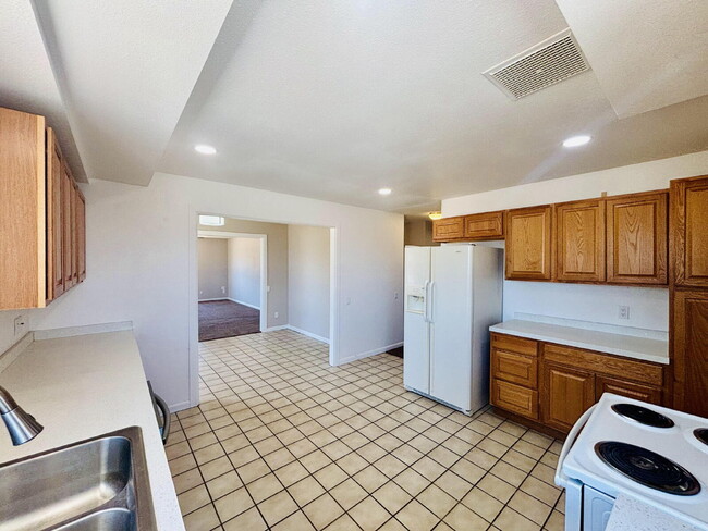 Building Photo - Charming 3-Bedroom with 2 Full Baths on th...