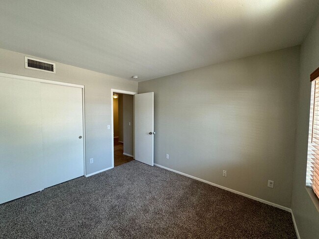 Building Photo - 3 Bedroom - 2 Bath - 1515 Sq. Ft. - in Gil...