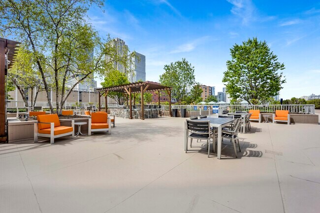 Building Photo - 545 N Dearborn St