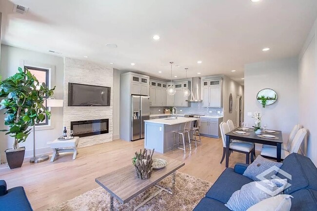 Building Photo - 4226 S Ellis Ave