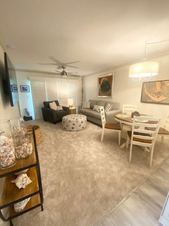 Building Photo - 2 bedroom 2 bathroom furnished seasonal rental