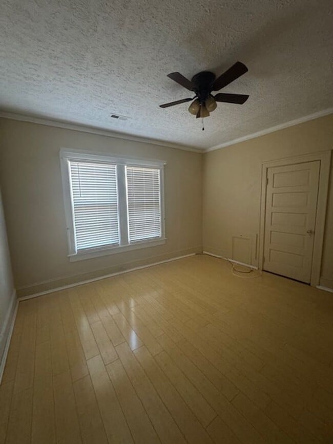 Building Photo - 911 E 4th St