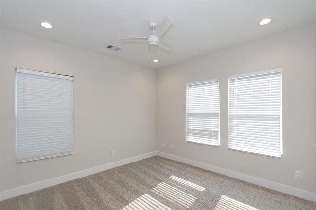 Building Photo - 3344 Pinemont Dr