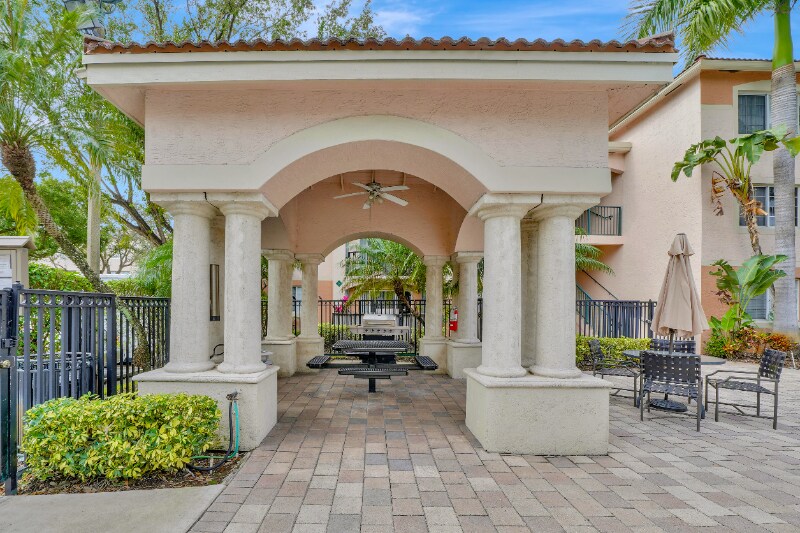 Building Photo - 2005 SE 10th Ave