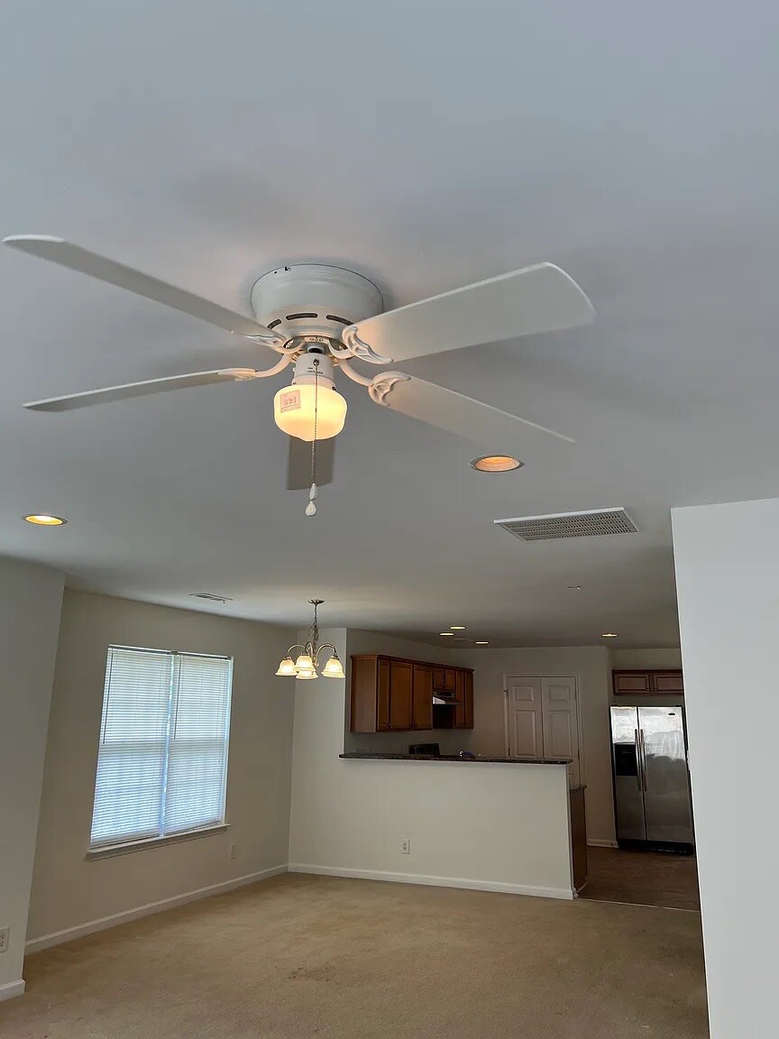 Building Photo - Room in Townhome on Dunlevy Way