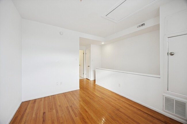 Building Photo - 319 S 10th St