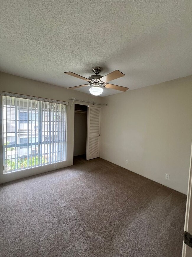 Building Photo - Very nice 2 bedroom, 1 bath unit with 2 pa...