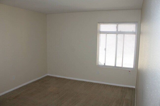 Building Photo - Charming 2BR/1BA Condo – Resort-Style Amen...