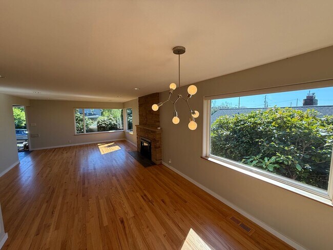 Building Photo - Stunning 4 Bed 4 Bath Home Steps from Golden Gardens in Ballard with MIL Suite