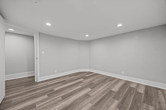 Building Photo - Newly Renovated 2 bed 1 bath!