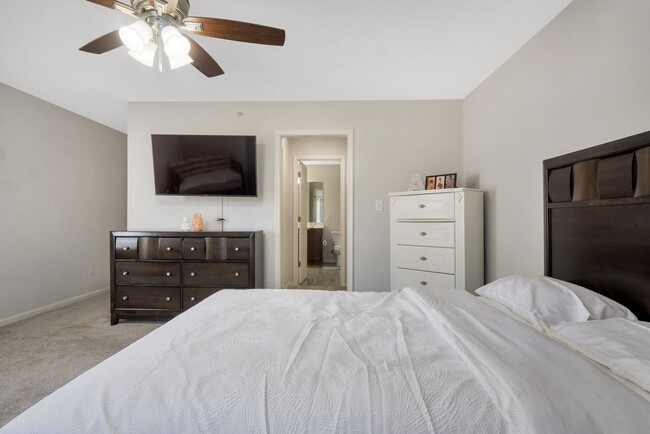 Building Photo - Stunning and Spacious 3 Bedroom 2.5 Bath C...