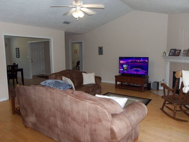 Building Photo - 3bedrooms 2baths 2 car garage in Centervil...