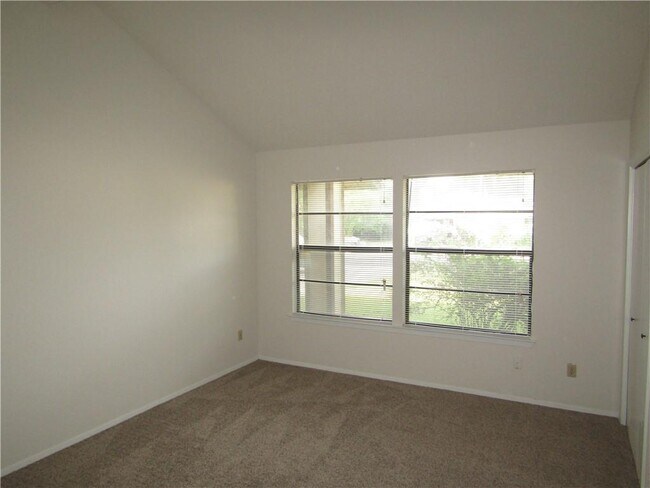 Building Photo - 405 Arrow Head