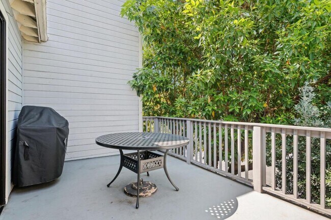 Building Photo - 325 Ladera St