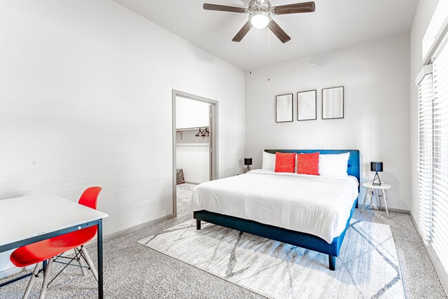 Building Photo - 2301 1/2 Montopolis Dr