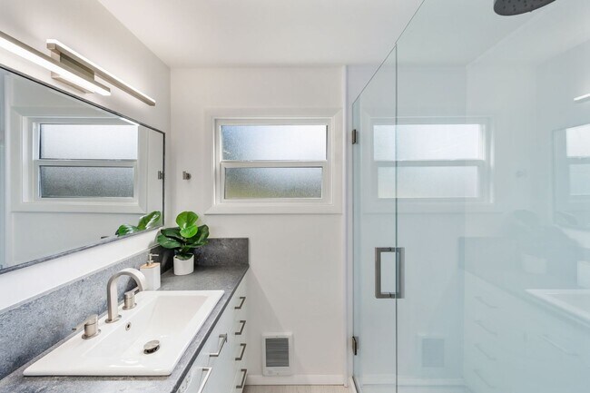 Building Photo - Immaculate and Updated Throughout- Quiet d...