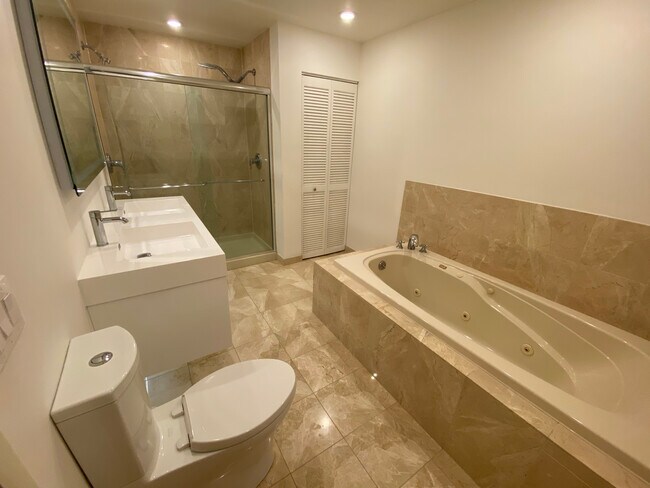 Building Photo - 801 S Wells St