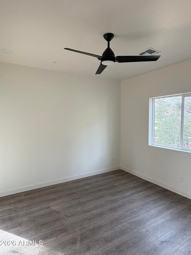 Building Photo - 561 Sally Ln