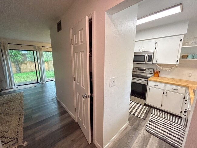 Building Photo - 1038 SW 6th Dr