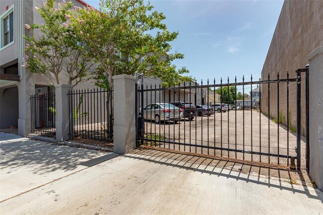 Building Photo - 1413 23rd Street Rear