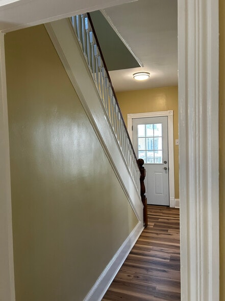 Building Photo - 49 Fallbrook St