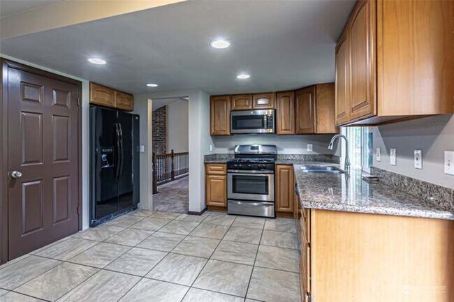 Building Photo - Immaculate & HUGE 5-Bedroom Home in Desira...