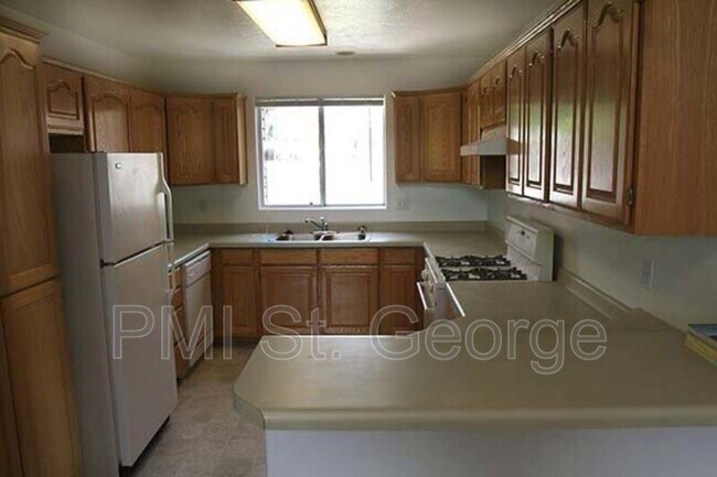 Building Photo - 2605 E 700 N