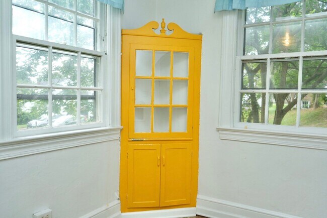 Building Photo - 2321 Fontaine Ave Ext