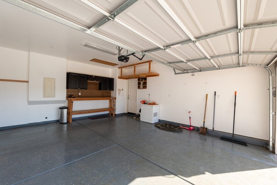 Building Photo - 3083 N Stanley Ave