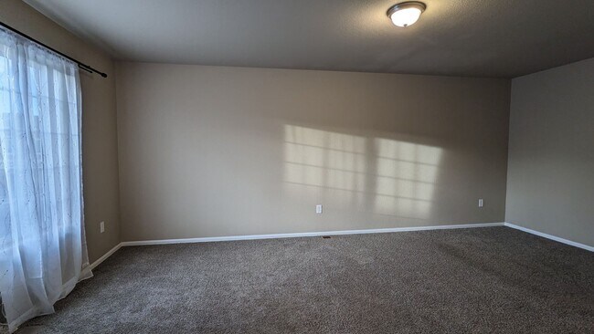 Building Photo - TWO STORY END UNIT TOWNHOME 3 BED/2.5 BATH...