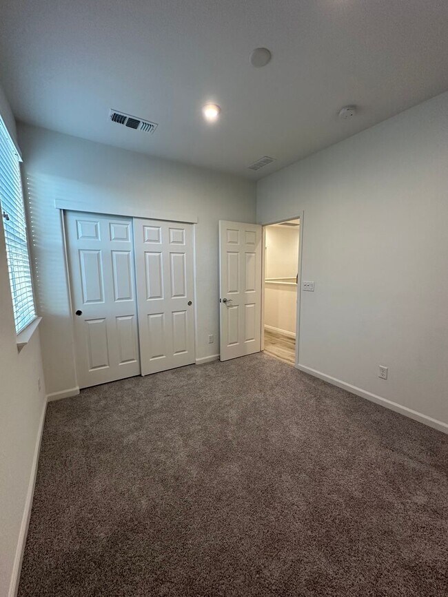 Building Photo - Modern Elegance in Roseville: Spacious 4 Bed, 3 Bath Home in Top School District!