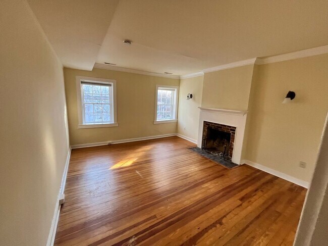 Building Photo - 610 Caroline St