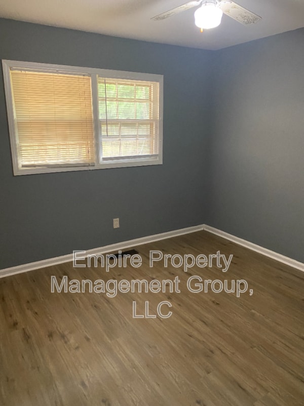 Building Photo - 5750 Dellwood Dr
