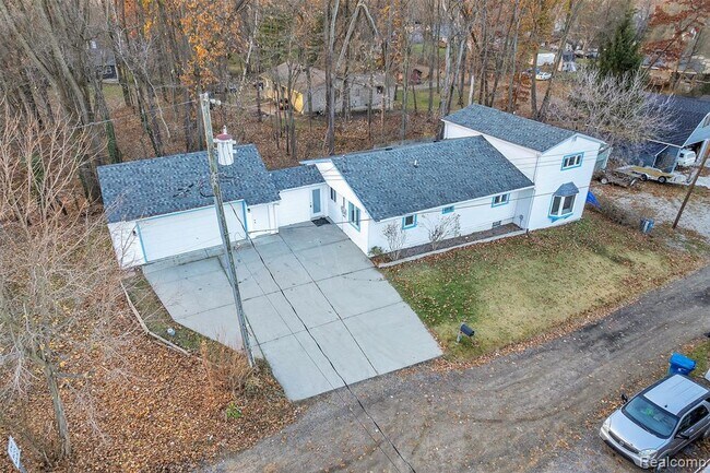 Building Photo - 8165 Leonard Dr