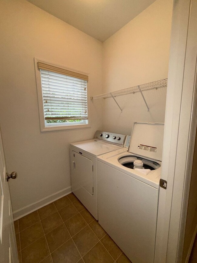 Building Photo - Beautiful 4 bedroom, 2 bath house