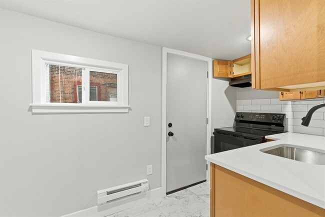 Building Photo - 662 N Yewdall St