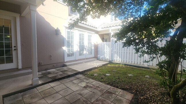 Building Photo - Huge 3 Bed 2.5 bath Home in Palencia- Main Bedroom downstairs plus Upstairs Efficiency