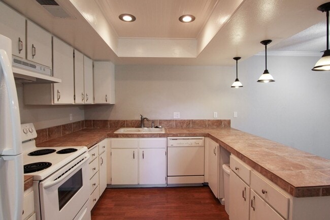 Building Photo - 2 Bedroom Condo for Rent in Redding CA with Pool, Tennis Courts, Garage | The Bluffs