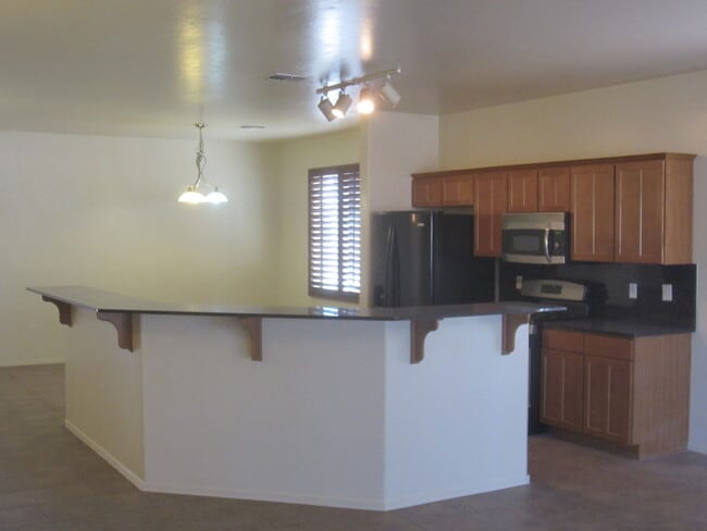 Building Photo - AVAILABLE NOW! Handsome 3 Bedroom 2 Bath V...