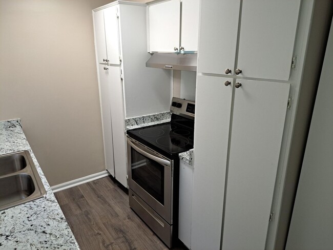 Building Photo - 9611 Dunwoody Dr