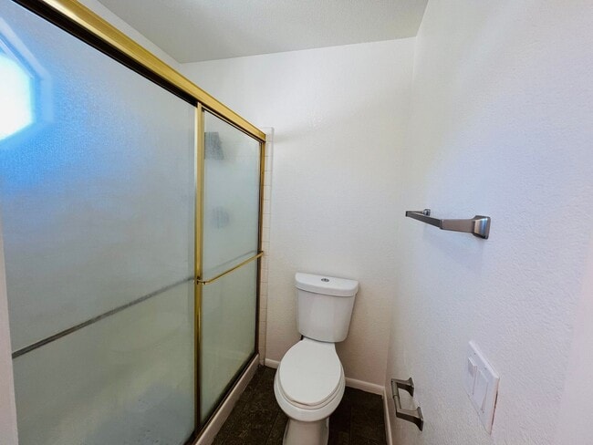 Building Photo - Spacious and Sparkling with New Paint 3 be...