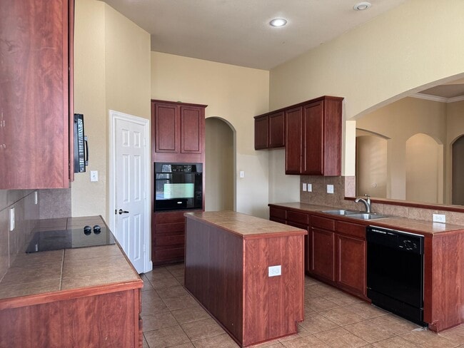Building Photo - Beautiful 4 Bed/3 Bath Home For Lease In Z...