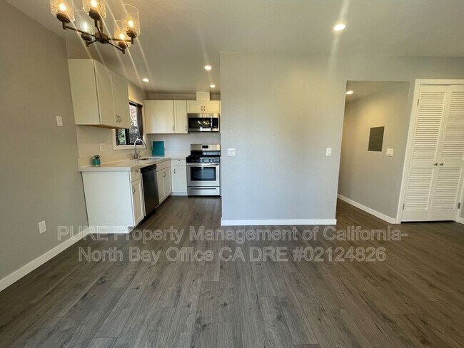 Building Photo - 210 Park Pl Dr