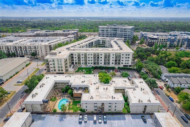 Building Photo - 910 Duncan Ln