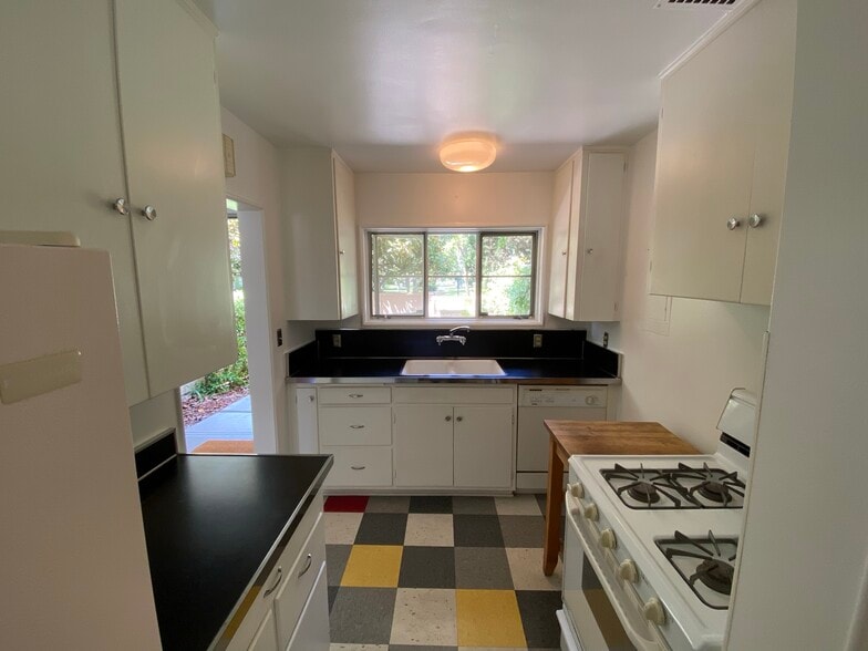 Kitchen - 5414 Village Grn