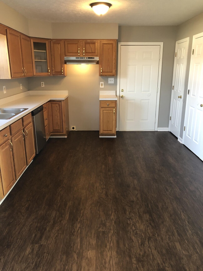 Building Photo - 576 Circle Valley Dr