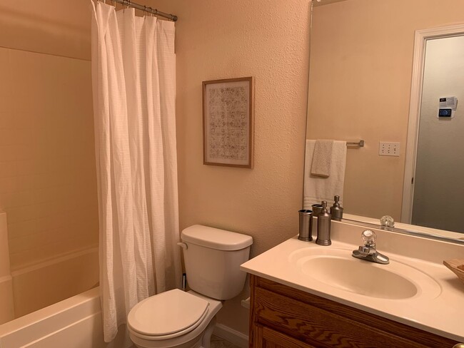 Building Photo - Updated 3 bedroom 2 bathroom close to Meriam Park!